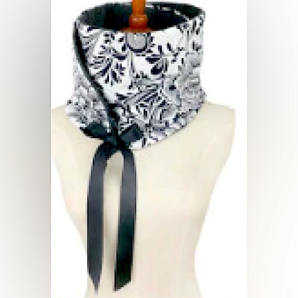Yukon Decorations Accessories - Wrap Around Joy Black & White Scarf